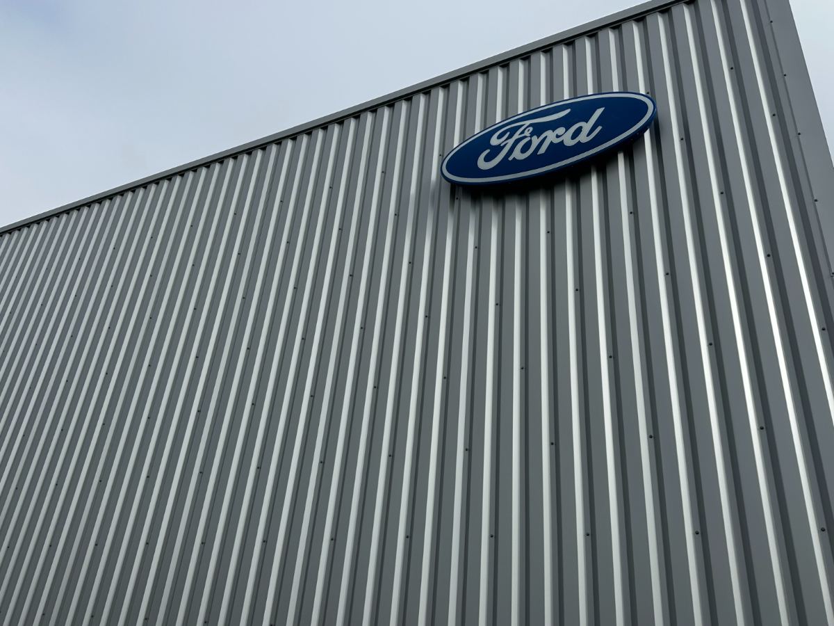 Façade du Garage Musset Ford à Ruffec — bâtiment neuf 2023